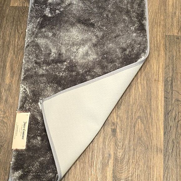 Juicy Couture Home Plush Bath Rug- Silver/Grey - Picture 6 of 10